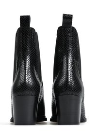 Czarne botki za kostkę z teksturowanym wzorem imitującym skórę węża, elastycznymi bocznymi panelami i grubymi obcasami. Gładkie wykończenie z kontrastującymi matowymi akcentami.