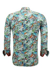 Langarmshirt met een meerkleurig cassettebandjespatroon op een gestructureerde achtergrond. De mouwen zijn contrasterend rood.