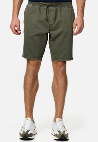 Shorts vert olive avec une taille élastique et un cordon de serrage, dotés de poches latérales et d'un coupe décontractée, fabriqués en tissu doux et durable.