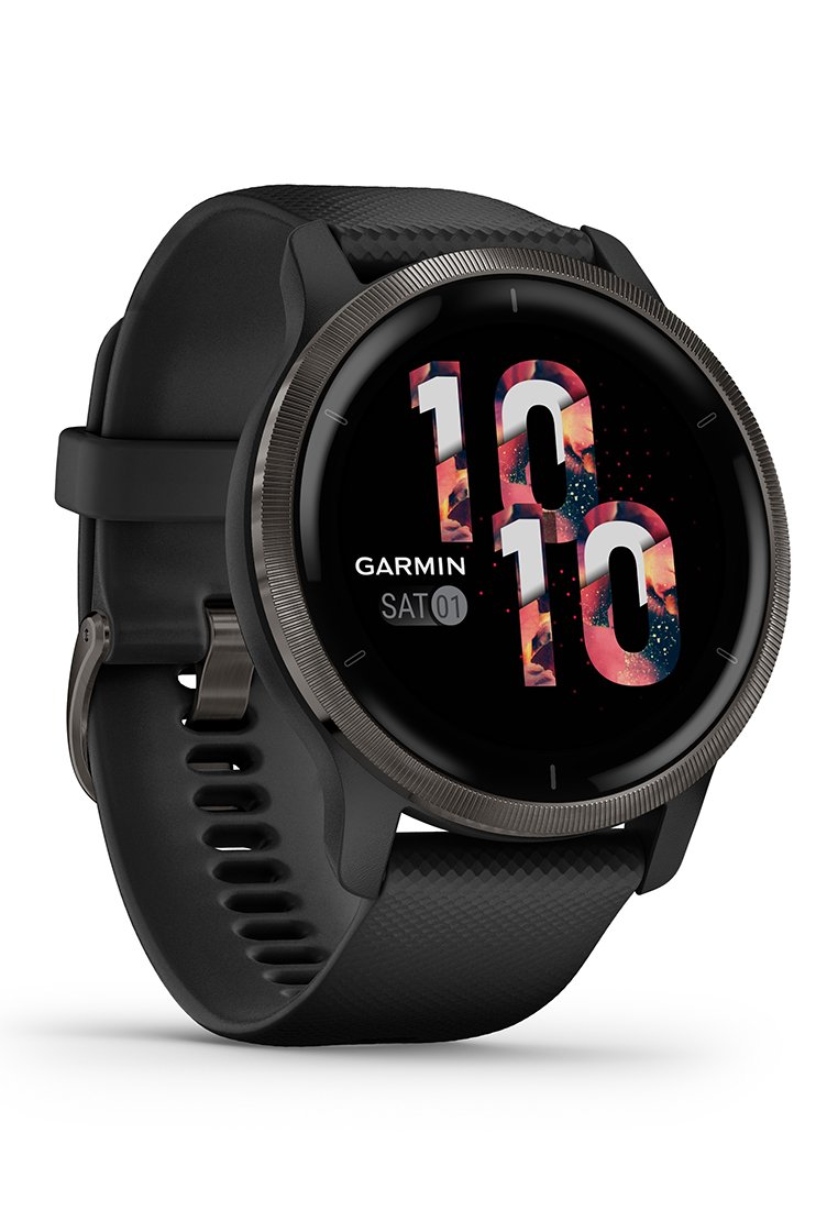 Garmin Smartwatch mit einem runden schwarzen Zifferblatt, strukturiertem schwarzen Silikonarmband und einem auffälligen digitalen Display, das bunte Zahlen und das Datum anzeigt.