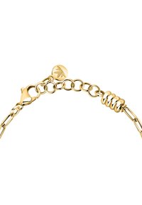 Bracciale in oro con chiusura a moschettone, anelli arrotondati, un dettaglio a spirale e un ciondolo con motivo a foglia. Finitura metallica liscia.