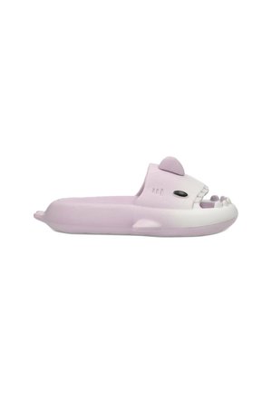 Zapatilla temática de animal en tonos morados y blancos, hecha de un material suave con forma redondeada, que presenta acentos de orejas y dientes en la parte frontal.