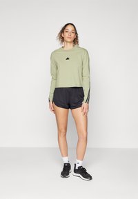 adidas Sportswear FUTURE ICONS THREE STRIPES LONG SLEEVE - Hosszú ujjú felső - tent green