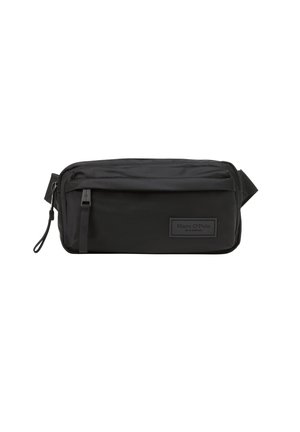 Kompakte schwarze Hüfttasche mit vorderer Zippertasche, verstellbarem Tragegurt und Marc O’Polo-Logo-Patch auf der Vorderseite.