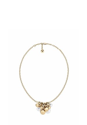 Collier en chaîne dorée avec des perles métalliques rondes et des perles blanches regroupées au centre ; doté d'un petit fermoir à boule dorée.