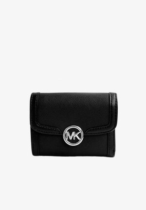 Monedero de cuero sintético negro con un diseño de solapa, que presenta un logotipo circular plateado y acentos cosidos. Compacto y texturizado.
