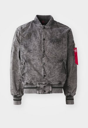Grijze bomberjack met een gestructureerde afwerking, knoopsluiting en ribgebreide cuffs. Beschikt over zijzakken en een accent met een rode tag.