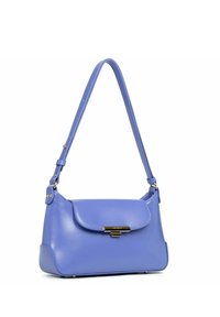 Borsa a mano in pelle blu chiaro con design arrotondato, chiusura superiore piatta e tracolla rimovibile. Presenta dettagli in metallo dorato.
