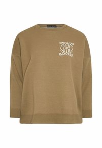 Brauner Strickpullover mit Rundhalsausschnitt, überschnittenen Schultern und weißem, gesticktem Logo. Verfügt über gerippte Ärmelbündchen und Saum für zusätzliche Textur.