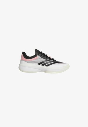 Zapatillas deportivas con una parte superior blanca y gris, acentos negros y detalles en rosa. Cuenta con un material de malla texturizada y una suela de goma sólida.