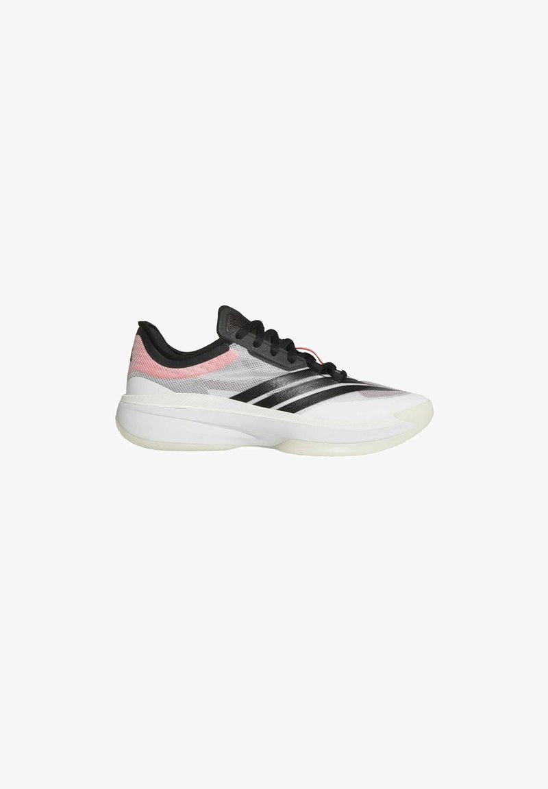 Zapatillas deportivas con una parte superior blanca y gris, acentos negros y detalles en rosa. Cuenta con un material de malla texturizada y una suela de goma sólida.