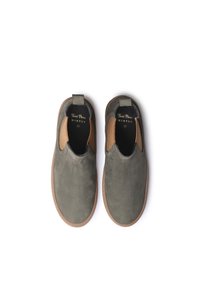 Chaussures grises à enfiler avec un dessus en cuir lisse, semelle en caoutchouc marron et panneaux élastiques sur les côtés. L'intérieur présente une doublure texturée. Taille 37.