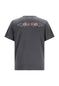Camiseta gris de manga corta con un gráfico colorido de flores y alas en la parte posterior, con un cuello redondo y una textura suave.