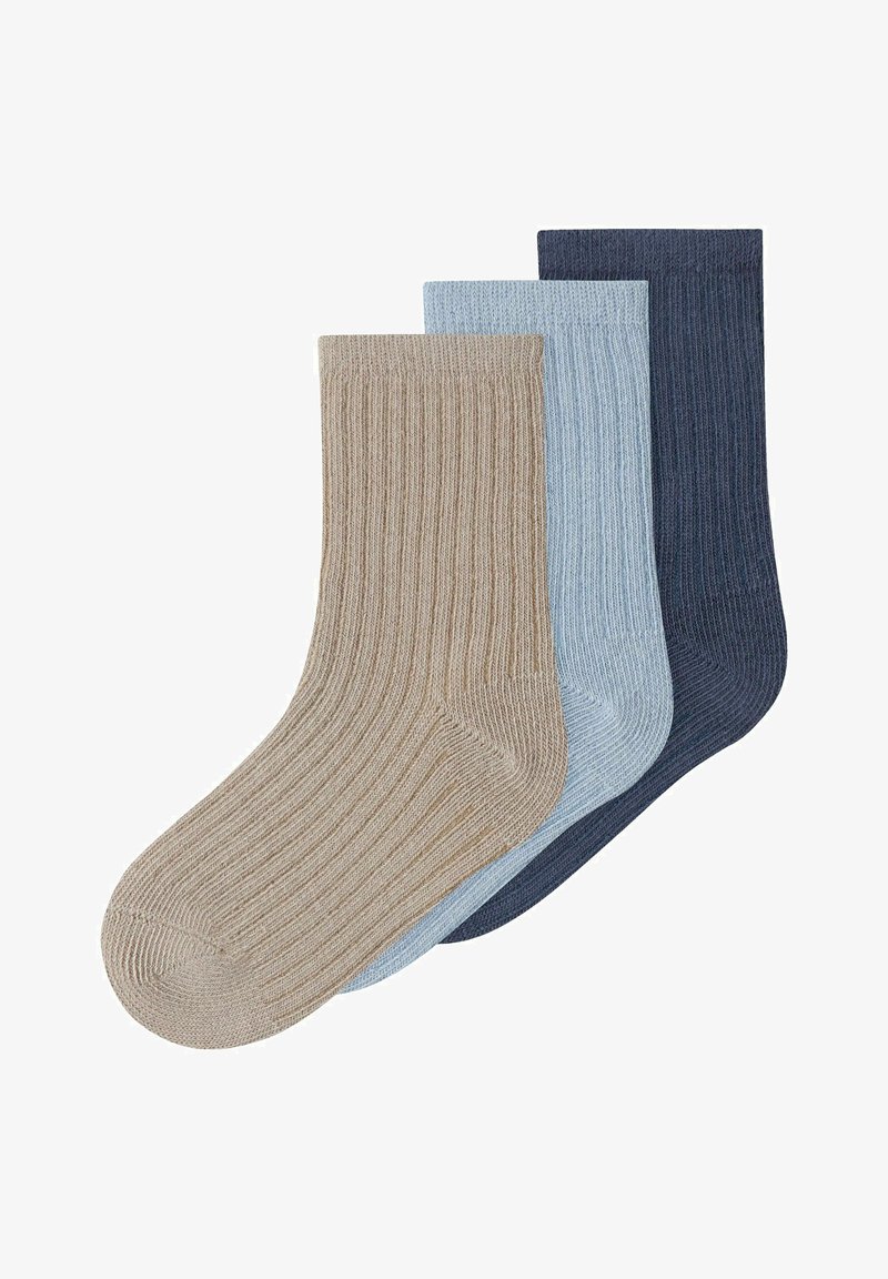 Τρία ριγωτά κάλτσες για πλήρωμα σε μπεζ, ανοιχτό μπλε και σκούρο μπλε, τοποθετημένα αλληλοκαλυπτόμενα σε λευκό φόντο.