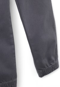 Graue Baumwollhose mit einem elastischen Bündchen. Glatte Textur und schlichtes, gerades Bein-Design ohne sichtbare Muster oder Beschläge.