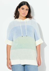 Lichte hoodie pullover in een gebreid ontwerp, met blauwe, groene en witte horizontale strepen, korte mouwen en trekkoordaccenten.
