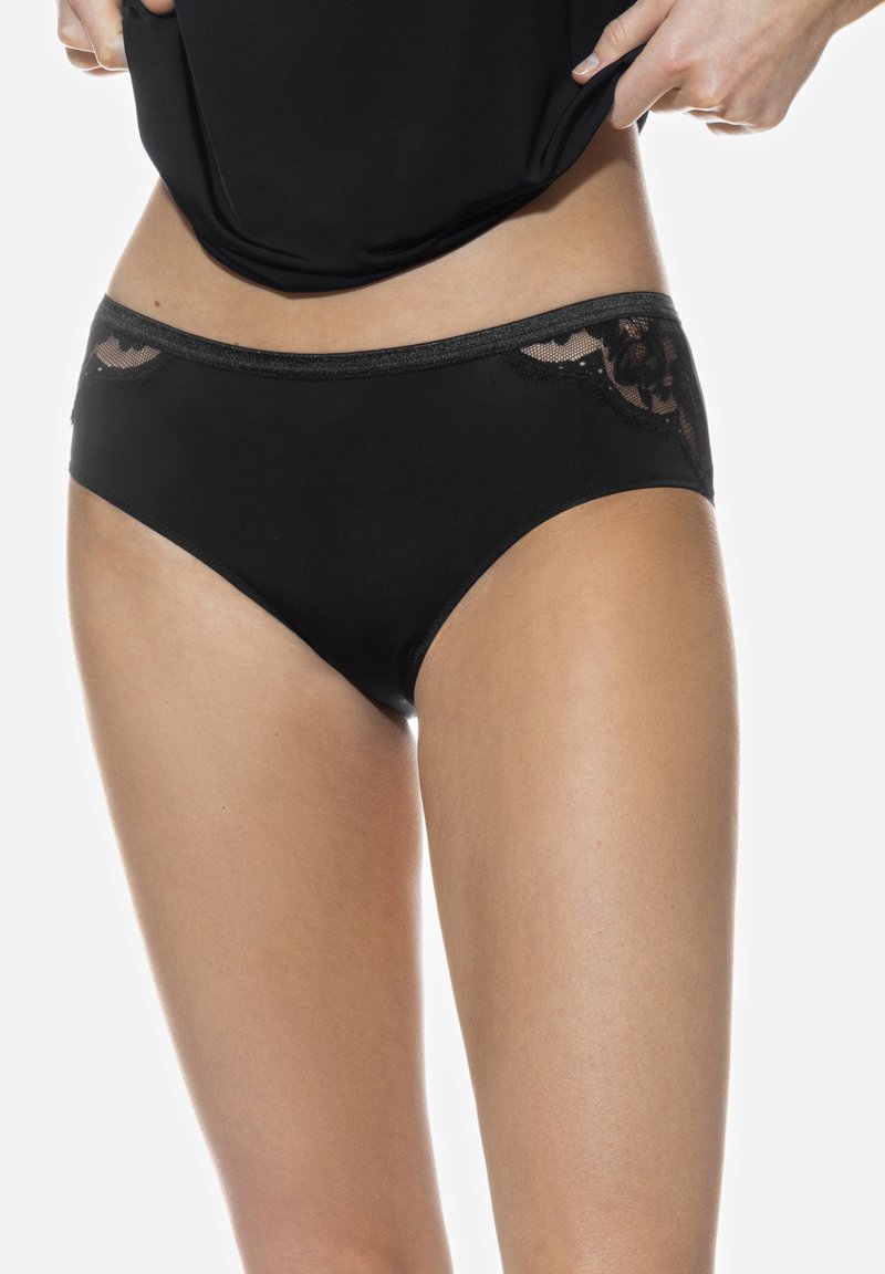 Zwarte high-waisted onderbroek met een kanten rand met bloemmotieven. Glad stof met een subtiele glans rond de tailleband.
