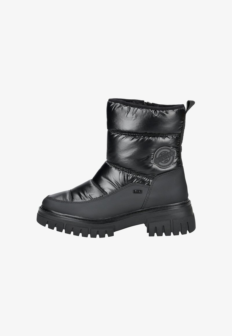 Zwarte gewatteerde enkelboot van glanzend synthetisch materiaal, met een dikke zool en een gestructureerde rubberen loopzool. Heeft een logopatch aan de zijkant.