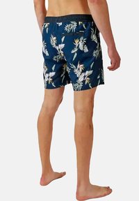Shorts de bain navy avec un motif floral tropical, dotés d'une taille élastique et d'une poche arrière, fabriqués en matériau léger et à séchage rapide.