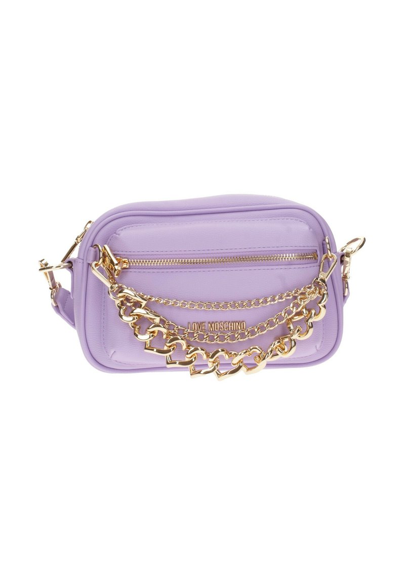 Borsa a tracolla in pelle viola con dettagli in catena dorata, chiusura con zip e logo. Texture liscia e forma rettangolare.
