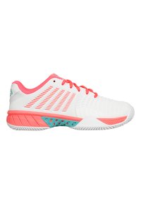 Scarpe atletiche bianche con accenti rosa, dotate di una tomaia traspirante, una suola texturizzata e fori di ventilazione laterali. Design leggero.