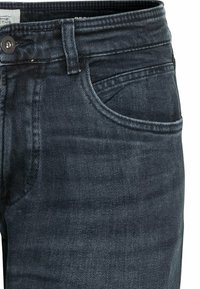 Dunkelblaue Jeans aus Denim mit klassischer Passform, ausgestattet mit einer Fronttasche, Reißverschluss und Metallknopf. Der Stoff hat eine glatte Textur mit leichten Ausbleichungen.