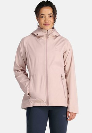 Veste étanche rose clair avec capuche, fermeture éclair sur le devant, poches latérales et logo sur la poitrine. Texture lisse et coupe décontractée.