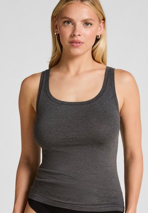 Grijze tanktop van een zachte, rekbare stof met een ronde halslijn en brede schouderbanden, met een strak aansluitende pasvorm.