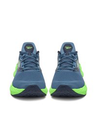 Modré športové topánky s priedušnou vrchnou časťou, zelenou gumovou podrážkou, polstrovaným jazykom a tmavými akcentmi. Obsahujú šnúrky a logo na jazyku.