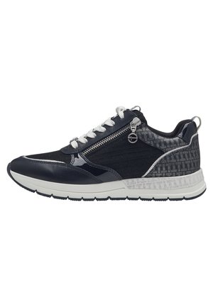 Baskets bleu marine avec un mélange de panneaux lisses et texturés, dotées d'un zip, de lacets blancs et d'un accent de talon à motifs.