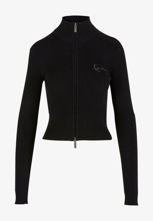 Czarny sweter zapinany na zamek z prążkowanej tkaniny, z wysokim kołnierzem, długimi rękawami i dopasowanym krojem. Posiada małe logo wyszyte na klatce piersiowej.