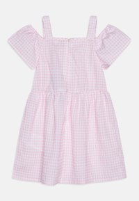 Sukienka w kolorze baby pink, w kratkę, z krótkimi bufkami, elastycznym paskiem w talii oraz zamkiem z tyłu. Lekka bawełniana tkanina w kratkę.