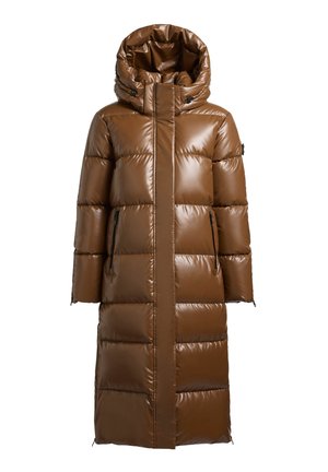 Hnedý prešívaný kabát s lesklým povrchom, ktorý má kapucňu, vrecká na zips po stranách a dlhý, rovný strih s horizontálnymi prešívaniami.