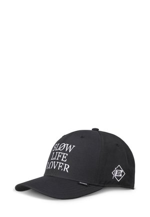 Schwarze Baseballmütze aus Baumwolle, mit weißem gesticktem Text "SLOW LIFE LOVER" und einem kleinen Logo-Patch an der Seite.