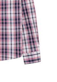Langsleeve shirt met een rood, wit en marineblauw geruit patroon op een witte achtergrond.