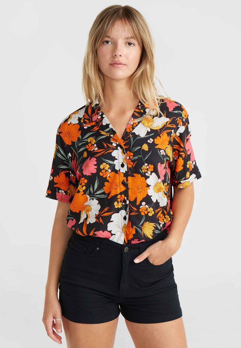 Camicia a maniche corte con bottoni, caratterizzata da una base nera con motivi floreali colorati in arancione, rosa, bianco e verde. Tessuto morbido, vestibilità casual.