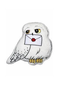 Gufo di peluche bianco che tiene un'enveloppe con un sigillo di cera rossa nel becco, con occhi gialli e segni neri sulle piume.