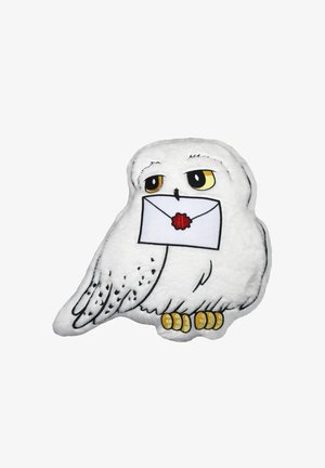 Gufo di peluche bianco che tiene un'enveloppe con un sigillo di cera rossa nel becco, con occhi gialli e segni neri sulle piume.