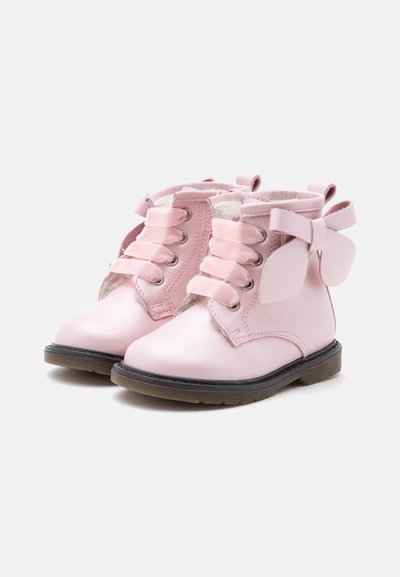 Paire de bottes roses pour tout-petits avec lacets en ruban satin et nœuds décoratifs à l'arrière, avec semelles noires et doublure douce à l'intérieur.