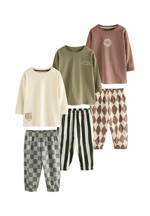 Zwei Langarmhemden in Creme, Olivgrün und Rost, kombiniert mit gemusterten und gestreiften Hosen in Grau, Schwarz und Erdtönen.