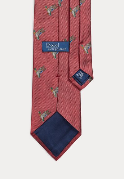 Cravate en soie rouge avec des canards colverts brodés, doublure bleue, et étiquettes indiquant Polo by Ralph Lauren et Fait main en Italie.