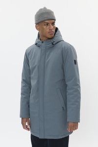 Siv parka, odporna na vodo, s oblikovanim kapuco, zapiranjem na zadrgo in stranskimi žepi. Gladek zunanjost z majhnim logotipom na levem rokavu.