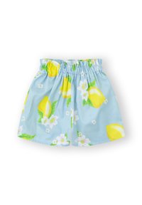 Pantalones cortos de color azul claro con un estampado de limones y flores, cinturilla elástica y una tela suave y ligera. Presenta colores vibrantes en amarillo y verde.
