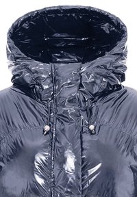 Glänzende dunkelblaue Steppjacke mit hohem Kragen, angenähter Kapuze und verstellbaren Kordeln vorne.