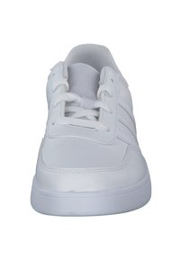 Chaussure de sport blanche avec un dessus en cuir lisse, bout rond, languette en maille et trois bandes parallèles sur le côté. Semelle en caoutchouc.