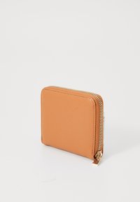 Portefeuille en cuir orange avec surface texturée, forme carrée, fermeture éclair dorée et bords arrondis. Design compact adapté aux cartes et aux billets.