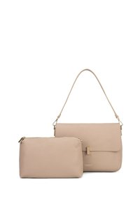 Set di borse in pelle beige che include una borsa a spalla più grande con patta e una pochette con zip più piccola, caratterizzate da texture sottili e dettagli in hardware dorato.