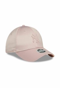 Roza satenska bejzbol kapa s vezom logotipa New York Yankees, zakrivljenim vizirom i podesivom trakom straga. Glatka tekstura s minimalnim detaljima.