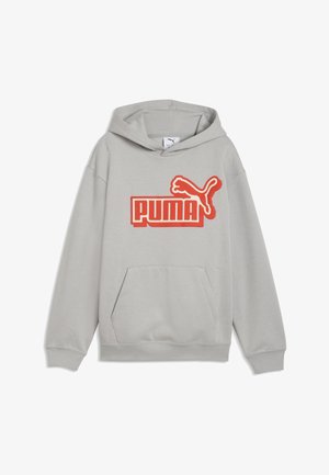 Jasnoszara bluza z kapturem z przednią kieszenią i dużym czerwonym logo Puma z wyskakującą pumą oraz wyraźnym napisem na piersi.