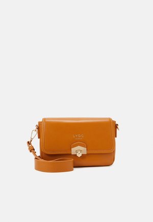 Tanfarbige Leder-Umhängetasche mit goldfarbenem Verschluss und verstellbarem Riemen, vorn geprägt mit dem "LYDC London" Logo.